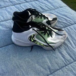 Nike Giannis Zoom Freak 4 Basketball Athletic Sneakers Low Top Size 5 Youth